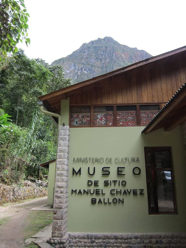 A green museum building signed Ministerio de Cultura Museo de Sitio Manuel Chavez Ballon, backed by a steep rocky mountain.