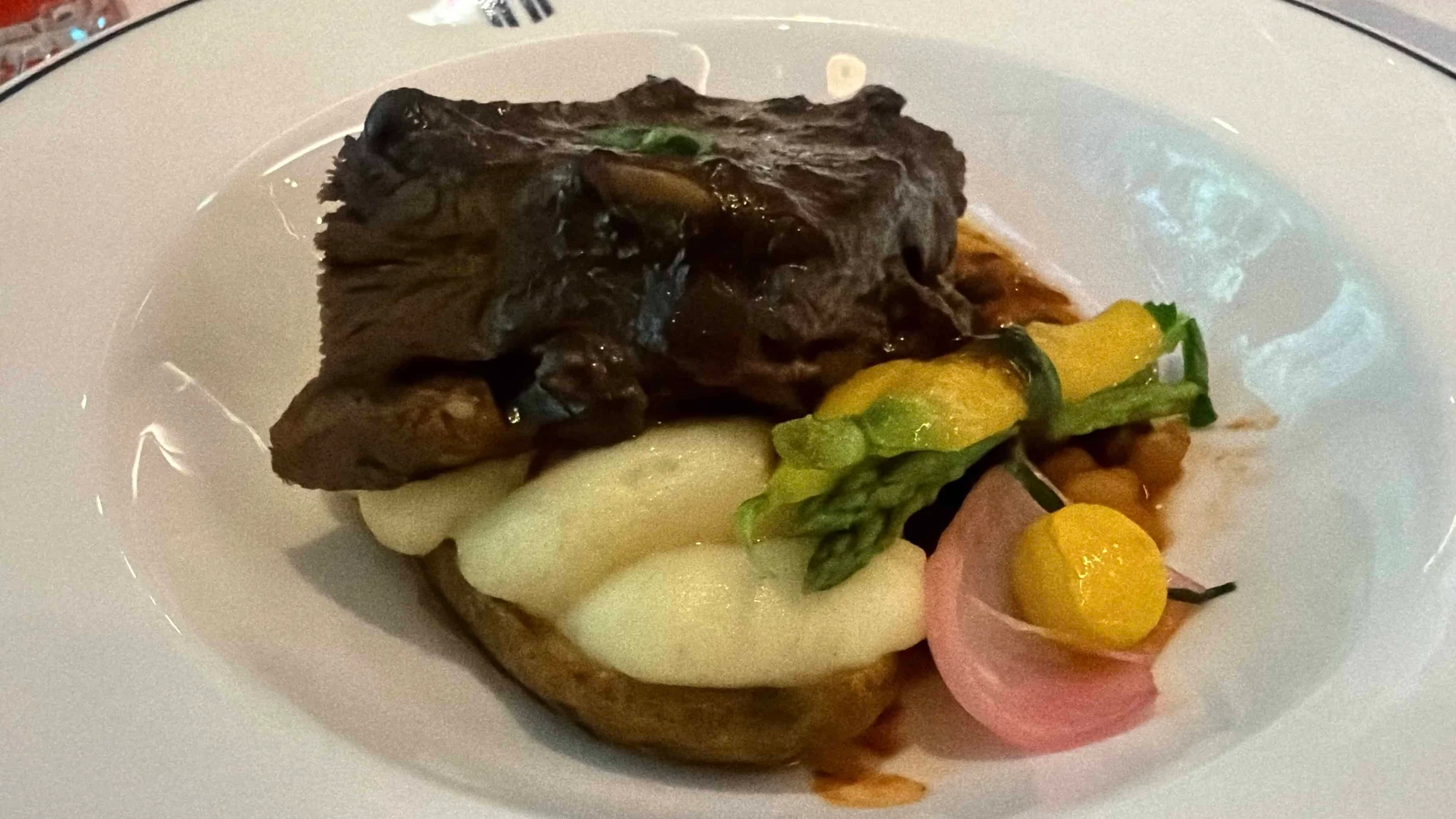 Braised beef with mashed potatoes asparagus