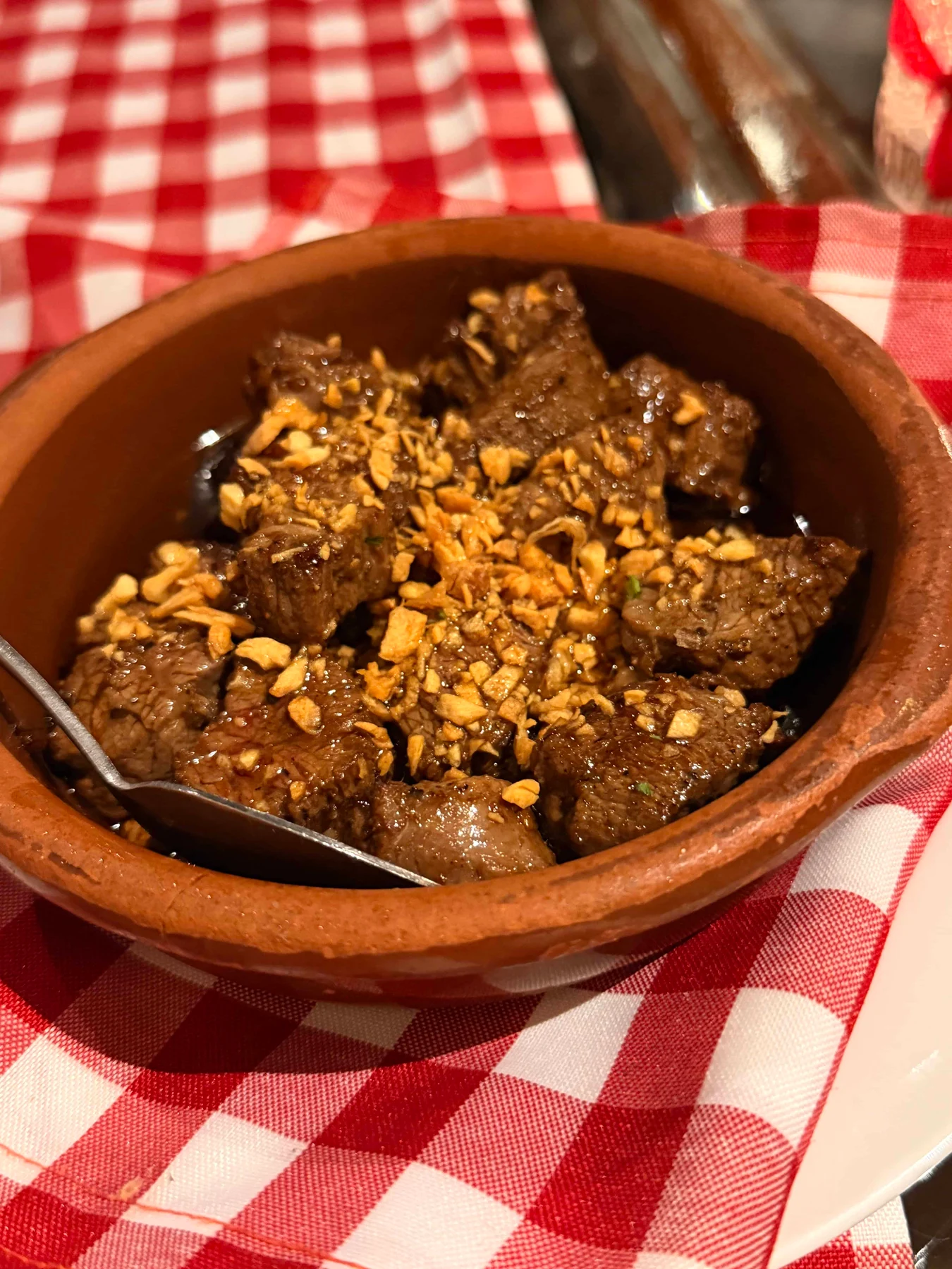Beef cubes with chopped garlic