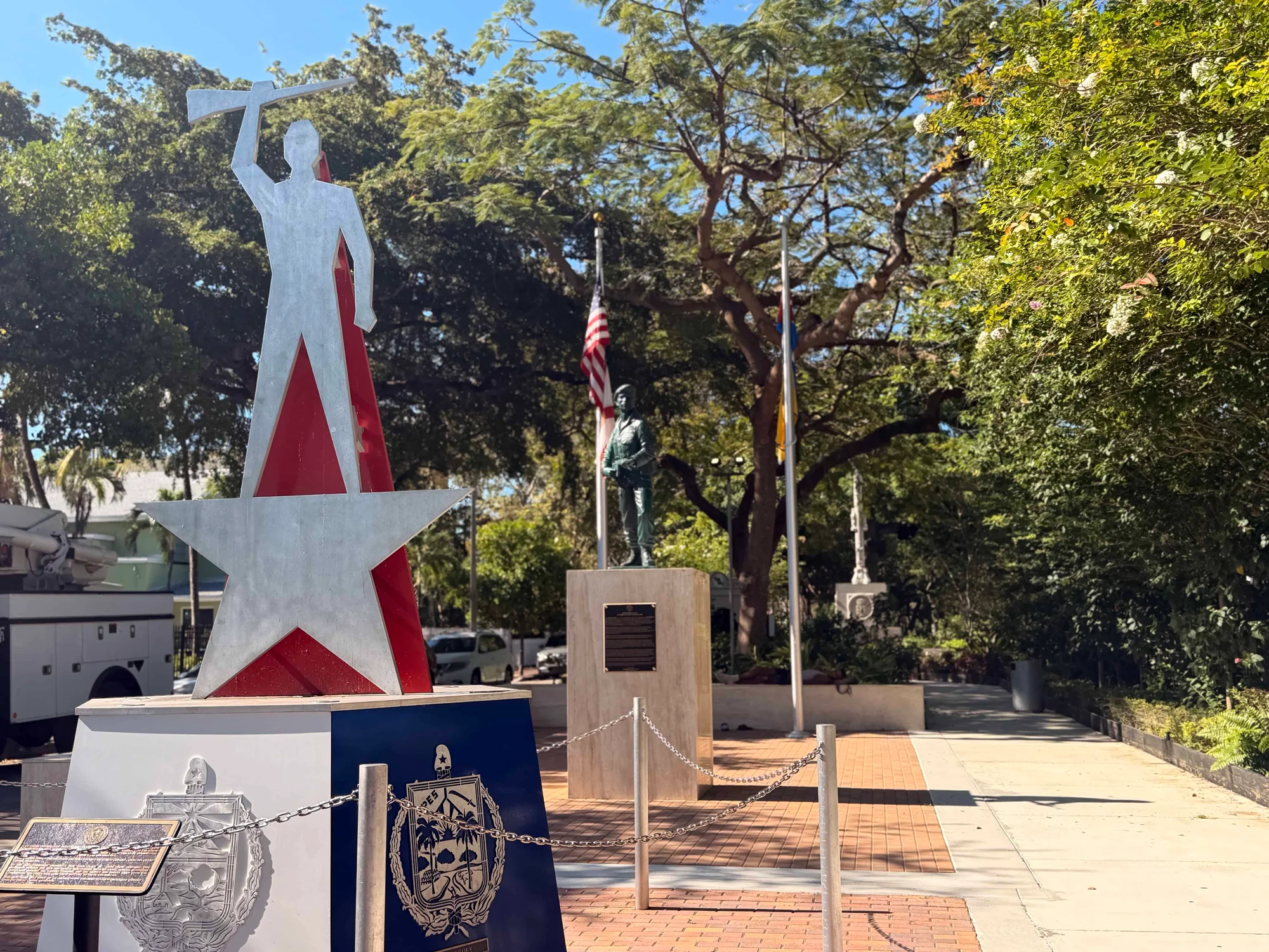Red white star statue monument