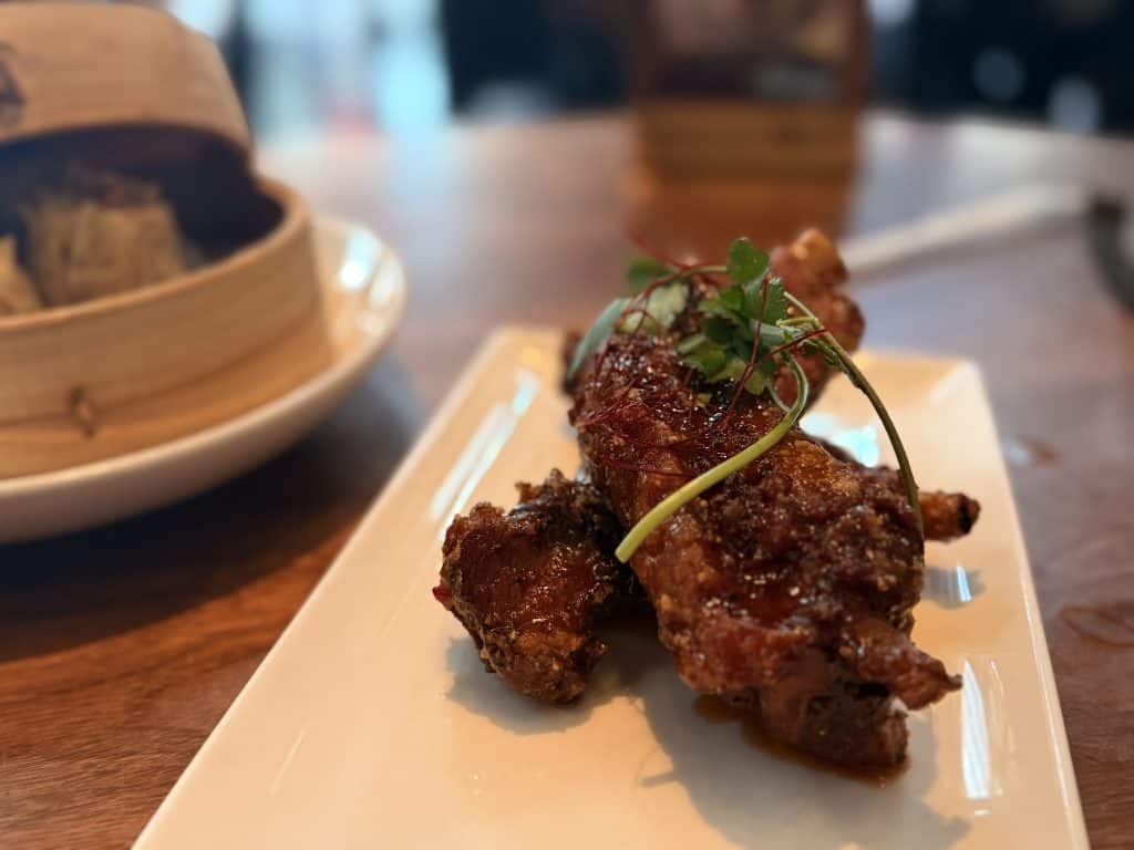 Fried chicken wings with garnish