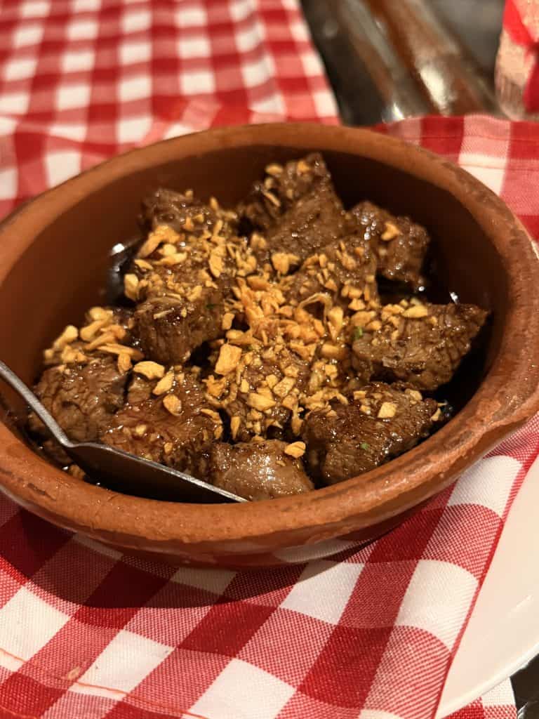 Beef cubes with chopped garlic