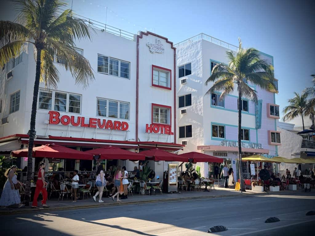 Boulevard Hotel with outdoor seating