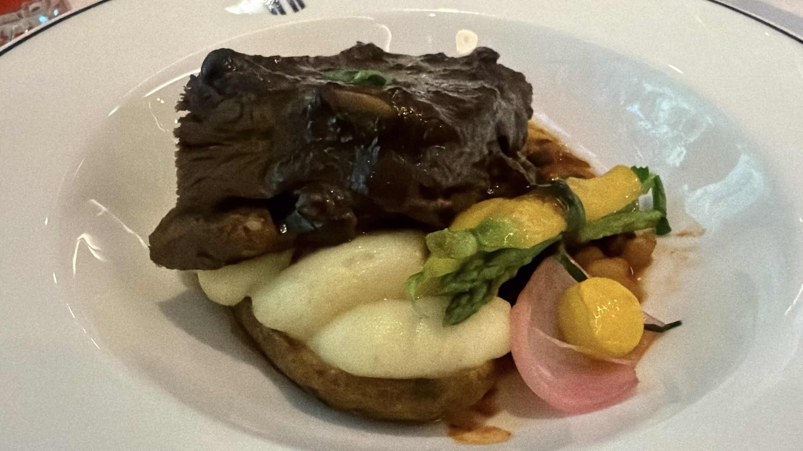 Braised beef with mashed potatoes asparagus